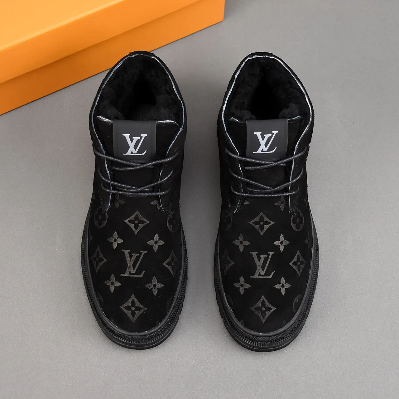 PP leather 230 gross 250👟👟👟LOUIS VUITTON LV donkey brand new thick-soled lace-up big-toe shoes men's casual shoes high-top short boots. These boots are made of waterproof nubuck to create a lightweight and comfortable shoe body. The trendy attitude of being both strong and soft makes it an everyday choice. ✔Upper: imported nubuck leather ✔Lining: sheepskin or wool ✔Outsole: molded outsole Size: 38-44